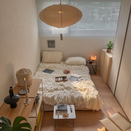 #협찬 my room during a late summer day☀️🛌💡🌊🌿
Cozymaxxing #midcenturymodern
#bedroom #interiordesign #homedecor
조명 하나만 바꿨을 뿐인데🤍
요즘 제 최애 공간에 딱 어울리는 Nunoz Elipse
오트톤 패브릭을 통과한 빛이 
공간을 부드럽게 감싸줘서 
더 오래 머물고 싶은 분위기가 완성됐어요.
타원형 실루엣이라 존재감은 있지만 과하지 않고,
어떤 공간에도 자연스럽게 스며드는 디자인이 
특히 마음에 들었어요.
저는 모빌 옵션으로 선택해서 
전기 공사 없이 원하는 위치에서 바로 사용할 수 있었는데, 
설치도 간편해서 공간에 변화를 주고 싶을 때 
부담 없이 활용하기 좋더라고요.
패키지까지 정갈하게 구성되어 있어서 
언박싱하는 순간부터 기분 좋은 경험이었던 제품.
공간에 은은한 포인트 하나 더하고 싶다면 추천드려요. ☁️
@nunoz.official
-
누노즈 엘립스오트 
nunoz elipseoat 
패브릭조명 
엘립스램프 누노즈엘립스 
nunozElipse