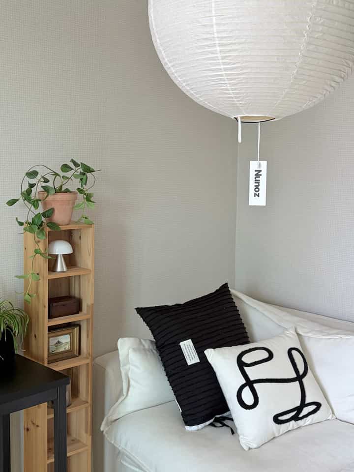私たちの家で最も満足のいく部屋はまさに原木棚です！他の家具たちとバッチの組み合わせも良く、カンカンがオブジェを配置してくれたらどうして綺麗なのかわかりません🤎 


＃家庭の部屋の装飾＃インテリア＃家の装飾＃部屋の装飾＃部屋のインテリア＃自宅の部屋＃リビングルームのインテリア＃セルフインテリア＃ビンテージ＃ビンテージインテリア＃ビンテージ小道具＃原木 