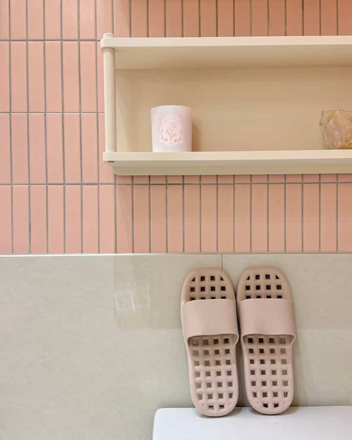 久しぶりにバスルーム化を変えました！ 
平らなのでドアにかからず、穴が多くて水が抜けます。  #욕실화 #욕실화추천 #욕실 #욕실인테리어 #욕실리모델링 #욕실타일 #소통 #맞팔 #선팔 