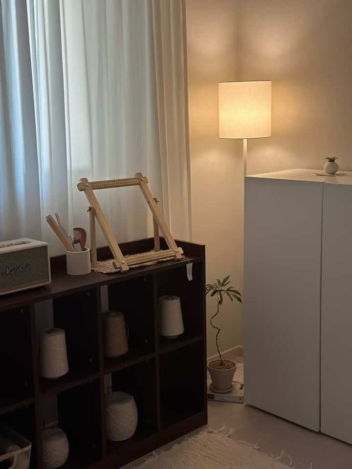 手で何かを作る時間が一番好きです🧶

だから家の一方には自然に私の好きなものでいっぱいのワークスペースを置きました。

ウィービングフレームとスレッド、そして1つまたは2つの自家製オブジェ🫧
この空間には私の好きな趣味と時間が含まれています

手で何かを作る時間はいつも最もときめいて幸せな瞬間です。  #홈공방 #FTC25기