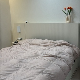 🏠 집순이 엄마의 가장 완벽한 아지트, 침대 위 소확행
안녕하세요. 집을 가장 사랑하는 '집순이'이자, 아이와 함께 성장하고 있는 엄마입니다. 오늘의집 집들이 주제인 '나다운 공간'을 고민하다가, 제 침실의 침대를 선택했어요. 
저에게 침대는 단순히 잠을 자는 곳 이상의 의미를 가진, 가장 편안하고 소중한 아지트거든요.
저는 집에서 시간을 보내는 것을 정말 좋아해요. 그중에서도 침대는 제가 가장 오랜 시간을 보내는 공간입니다.
저의 '침대 일체형' 생활을 가능하게 해주는 비밀 병기입니다. 헤드보드에 빌트인 된 멀티탭과 독서등이에요. #💡
이 덕분에 스마트폰 충전도, 노트북 사용도 문제없고 밤늦게 책을 읽을 때도 정말 편리해요.
그리고 침실에만 있어도 답답하지 않은 이유는
바로바로 초록초록 숲뷰가 바로 보여서에요.🌳
💖 매일 아침 찾아오는 가장 행복한 시간
사실 이 침대가 저에게 가장 소중한 공간인 진짜 이유는 바로 아이 때문입니다. 매일 아침, 아이가 잠에서 깨면 가장 먼저 제 침대로 달려와요. 
이불 속에서 서로 간지럼을 태우며 깔깔거리는 시간, "엄마, 잘 잤어?" 하고 물어봐 주는 아이의 목소리를 듣는 그 순간이 세상 그 어떤 시간보다 행복하고 소중합니다.
이 짧지만 강렬한 행복의 시간이 제 하루를 살아갈 에너지를 충전해 줘요. 저에게 침대는 완벽한 휴식을 선사하는 충전소이자, 아이와의 사랑을 확인하는 가장 따뜻한 공간입니다.
#ftc26 #ftc26기 #오늘의집 #나다운공간 #침실 #침실꾸미기 #알레르망 #숲뷰 