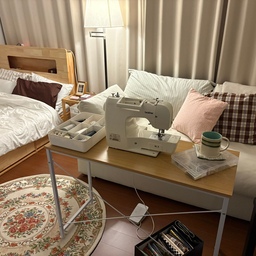 요즘 빠진 새로운 취미: 재봉틀!!🧵
재봉틀에 빠져 방이 점점 재봉틀 부자재로 점령 당하는 중.. ㅋㅋ 
벌써 방에도 재봉틀로 만든 작품이 늘어나고 있다..! 
과연 제가 만든 제품들은 뭘까요?? 🔍
🧐 
🤓
🤭
❗️정답: 티코스터, 쿠션 커버들, 배게 커버, 쇼파 커버는 반만..ㅎ(-ing)
오늘은 파우치 공장을 돌렸다.
다음엔 뭘 만들어 볼까요?? 🫧
#오늘의집ftc26기 #원목인테리어 #아늑한방 #코지인테리어 #빈티지인테리어 #재봉틀 
