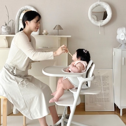 #콘수프기록집 #콘수프기록 #콘수프 #예쁜템최고야 
우리집 인테리어랑 너무 잘 어울리는
정말 잘산템 싸이벡스 하이체어 레모🤍
여러가지 하이체어를 체험해봤지만 
레모만큼 우리 이서에게 딱 맞는 체어도 없는듯!
높이조절이 우선 너무 간단. 공구로 조립할 필요없이
높이조절이 되니깐 이서가 발 닿을 수 있게 쉽게
레버만 당겨서 조절할 수 있다!
또 바른자세를 만들어줘서 그런지 맨날 삐뚤게
앉아서 이리저리 흘리는 우리 아가씨인데
바르게 자세를 잡아주니깐 이유식할때 너무 좋다🤍
#싸이벡스하이체어 #싸이벡스레모 #하이체어 
#이유식의자 #아기식탁의자 #아기의자 #이유식준비물 
#이유식용품 #출산선물 #출산준비물 #아기방꾸미기 