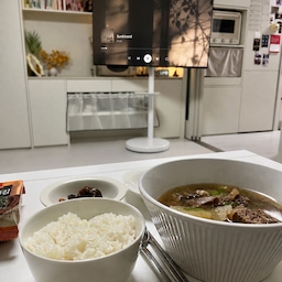 아주 쪼꼬만 원룸 살다가,
36형 행복주택으로 이사오게 되면서
이 공간을 어떻게 채워나갈까 설레는 고민을 했던 때가
진짜 엊그제 같은데
벌써 가득가득 채워지고 있는 중인
따수운 우리집🏡🍃🤍
(아무리 생각해도 스탠딩 티비는 너무 잘한 선택)
그나저나 아무튼,
요새는 냉털에 집중하는중인데!
이건 지난 주말에 해먹은 소갈비탕🍲👍🏻🤤
아주 꿀맛이였다고 한다!!
#행복주택 #행복주택인테리어 #36형인테리어 #36형행복주택 #행복주택36형 #자취방꾸미기 #자취방인테리어 #자취생요리 #자취생활 #자취방 #거실인테리어 #전세집인테리어 #전세집꾸미기