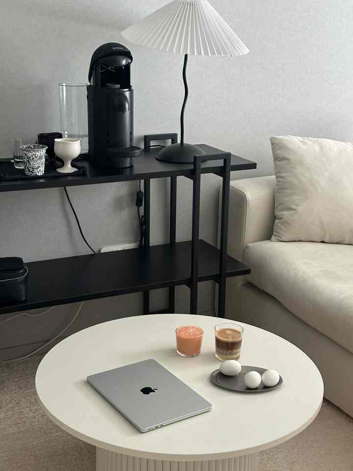 コーヒー一杯も、朝一食も少しはもっときれいに☕🥚

大きな変化はありませんでした。
テーブルの上を少し整理し、
好きな照明をつけておくだけでも
家に泊まる時間ははるかに良くなりました。

今朝はコーヒーとゆで卵、
そしてしばらくのノートパソコンの時間

家は華やかです。
私が頻繁に滞在する場所が快適であることが最も重要だと思います。

最近はこのような淡い空間です
むしろ長く飽きずに心を楽にしてくれますね

あなたは家で一番好きな場所はどこですか？ 🤍

＃今日の家＃今日の家の家＃家の装飾＃ホームスタイリング＃ミニマルインテリア＃モノトーンインテリア＃ホワイトインテリア＃ブラック＆ホワイト＃リビングインテリア＃ホームカフェ＃ホームカフェインテリア＃コーヒータイム＃ハウススター＃ハウスレコード＃ワンルームインテリア＃新婚＃デイリーライフ＃ライフスタイル＃今日の私たちの家＃コンスープ記録集
