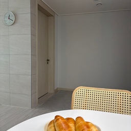 오늘의 취미 시간🥐🤍
미니멀 라이프를 시작한 뒤로
집을 정리하는 시간이 훨씬 짧아졌어요.
덕분에 자연스럽게 취미를 즐길 여유도 생겼습니다.
오늘은 따뜻한 소금빵을 구웠어요.
#콘스프기록집 #오늘의우리집 
#오늘의집 #미니멀라이프 #미니멀인테리어 #정리정돈 #집정리 #집순이 #홈베이킹 #소금빵 #취미생활 #소소한일상 #화이트인테리어 #심플라이프 #여백의미 #우리집
