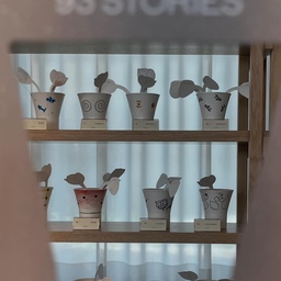 주말, 오늘의집 북촌에 다녀 왔어요. 
하나 하나, 마음이 담겨진 컵들. 
‹ 93 cups, 93 stories › 문득, 꺼내 본 취향 한 컵.
오늘의집 스페셜 크리에이터와 이도도자기가 만나 특별한 콜라보레이션 컵을 제작 했다고 해요. 
8월 1일 부터 각자의 취향과 이야기가 담긴 93개의 컵을 온 오프라인에서 동시에 공개해요.
93개의 컵에 담긴 이야기를 살펴보고, 마음에 드는 컵에 투표해 주세요. 
: 가장 많은 선택을 받은 컵 3개는 추후 이도도자기와 공식 콜라보 상품으로 출시된다고 하네요. 
✉️ 현장 프로그램 및 혜택
오늘의집 북촌 전시 현장에서만 만나볼 수 있는 전시와 프로그램. 
❶ 컵에 담긴 이야기
크리에이터들의 실물 컵과 함께 도안에 담긴 이야기를 살펴 볼 수 있어요. 
❷ 응원의 꽃 한 송이
마음에 전해지는 컵에 꽃을 꽂아 투표해 주세요. 
❸ 스페셜 굿즈
스템프 레이어링: 전시장 곳곳의 스탬프를 차례로 찍어 하나뿐인 엽서를 완성해 보세요.
: 간단한 미션 수행 후, 선물을 받을 수 있어요. 
❹ 커스텀 컵 만들기
콜라보 제품의 원형인 Y컵 제작 과정을 체험하고, 숨겨둔 취향을 도안으로 그려볼 수 있어요. 
‹93 CUPS, 93 STORIES)
문득 꺼내 본, 취향 한 컵
기간 | 2026. 08. 01(토) ~ 08. 16(일)
위치 | 오늘의집 북촌 1F, 서울특별시 종로구 북촌로5길 11
@ohouse_bukchon
#오늘의집 #스페셜크리에이터 #오늘의집크리에이터 #문득꺼내본취향 #이도 #이도도자기 #도자기 #오늘의집북촌  #북촌 #전시 #콘수프기록집 #오늘의집인테리어 