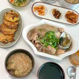 #홈스토랑 #먹기록 #집밥 #홈쿡
출산까지 D-7..
엄마가 가득 차려준 집밥 🩷
역시 엄마가 최고예용.. 백숙으로 몸보신 했어요!!
