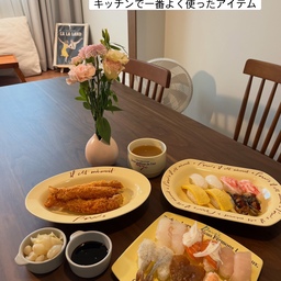 🍽️주방에서 가장 잘 썼던 추천템  🍽️
キッチンで一番よく使ったアイテム 
💛 버터옐로우 포인트 식기
バターイエローのポイント食器💛
식기 하나만 바꿔도 음식이 훨씬 맛있어 보인다는 걸 
제대로 느끼게 해준 아이템이에요☺️
食器を変えるだけで、
料理がこんなにも
美味しそうに見えるんで
お気に入りのアイテムです。
색감이 너무 튀지 않는 버터 옐로우라 
어떤 음식이든 자연스럽게 
잘 어울렸어요. 
派手すぎないやさしいバターイエローなので、どんな料理にも
自然になじみます。
평범한 치킨도, 초밥도, 브런치도 
레스토랑 분위기로 만들어줘서 
사진 찍을 때마다 만족도가 정말 높아요.
チキンやお寿司、ブランチなど、
どんなメニューもレストランのような雰囲気に仕上がるので、
食卓も写真映えも
ワンランクアップします。
다음 게시물에서 가장 잘 썼던 
버터 옐로우 식기들을 소개해드릴게요🫶 
次の投稿で最も上手く使った 
バターイエローの食器をご紹介します🫶
#오늘의집 #오늘의집ftc #오늘의집ftc26기 
#5주차미션 #주방추천템 #주방용품 #주방 
#주방꾸미기 #음식플레이팅 #접시추천 