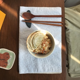 저의 첫번째 주방템은 키친크로스 테이블매트 입니다 !
저에겐 총 3가지의 테이블매트가 있는데요 ,
청량한 하늘색 🩵, 귀여운 땡땡이 💛,  차분한 그린 💚 색상이 있답니다 .
그래서 기분에 따라 음식에 따라 어울리는 키친크로스를 골라서 사용할 수 있어요 🧑🏻‍🍳
또한 이런 키친크로스는 테이블매트 뿐만 아니라 식기 건조, 닦기, 덮기, 플레이팅 등으로도 사용해서 정말 다양한 쓰임을 보이고 있기 때문에 하나라도 가지고 있으면 여기저기 정말 유용하게 쓸 수 있답니다 !
키친의 분위기를 사소한 것으로 바꾸고 싶다면 예쁘고 귀여운 키친크로스가 어떨까요 !
#키친크로스 #테이블매트 #ftc26기 #주방템 #주방용품 #주방꾸미기 #플레이팅 #요리 #식기 #식기추천 #수저세트 #젓가락받침 #원룸인테리어 #자취방 #자취인테리어 #복층오피스텔 