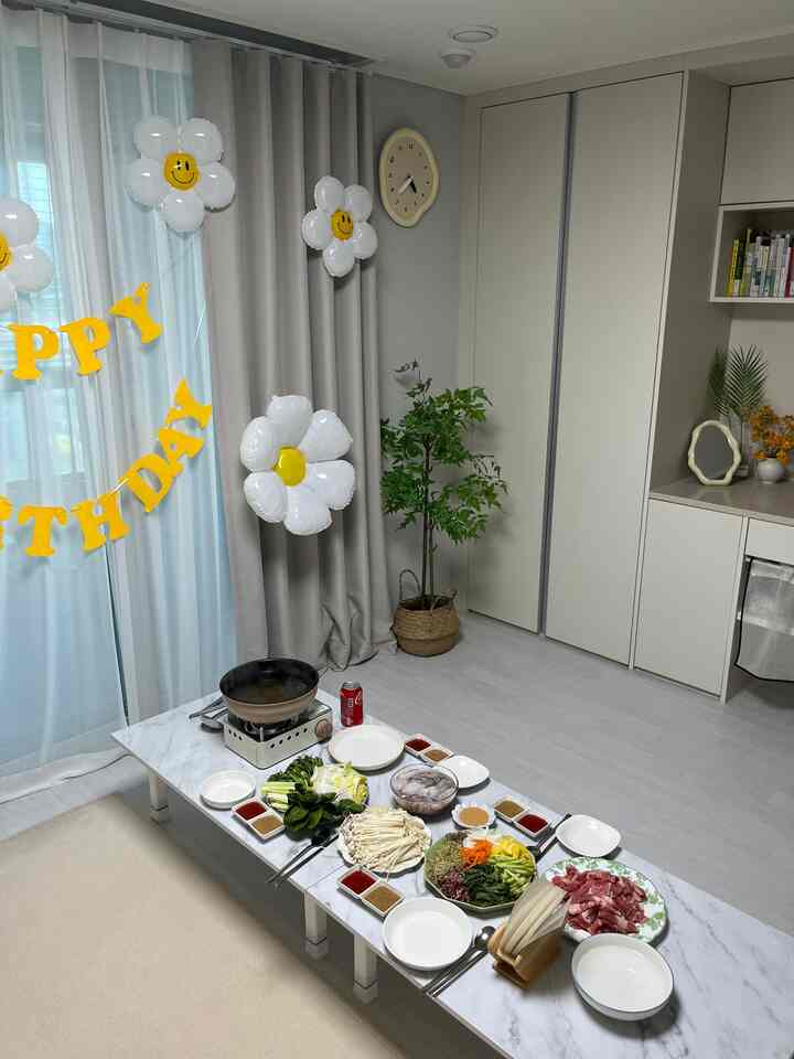ワンルームに住んでいたら、本当のゲストの招待は夢も見られなかったが、
＃36兄弟幸せ住宅に引っ越して
無理なく食事招待も可能になった🏡✨

（料理の実力を誇って誇るのが好き）

皿洗いと仕上げはちょっと言っても
どんどん招待したい気持ち🪿🫧
像もとても大きなもので準備しておいて
8人までも十分にできるように-

＃1家具＃家屋＃食事招待＃ゲスト賞＃ゲスト賞 
＃36型インテリア＃リビングルームインテリア＃リビングルーム 
＃36型＃自宅の装飾＃自宅のインテリア
＃自家製料理＃自家製インテリア＃チャーターハウスを飾る
＃幸せ住宅＃幸せ住宅36型＃幸せ住宅インテリア
#新婚夫婦 