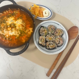 역시 김밥엔 라면
#오늘의우리집 #콘수프기록집 
#베이비웍 #김밥  #라면
#혼자서도잘먹어요  #혼밥