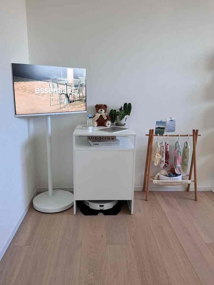 いつも複雑だった部屋のひとつが家具ひとつですっきりとなりました。

たわごとの服も夏服で歩いておくと断定して見えます。
（もっとたくさんあるのに、少し歩いておくのが綺麗に見えましたよㅎㅎ）

#집순이방꾸템 #강아지옷걸이 #강아지행거 #방꾸미기 #로청장 #로봇청소기장 #로봇청소기 #반려견과사는집 #삼탠바이비 #티비스탠드 #식집사 #신혼집인테리어 #우드마루 #원목마루 #우드인테리어 #화이트인테리어 #모형책 #오브제 #수납장 