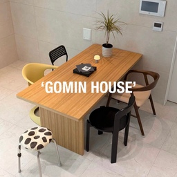 GOMIN HOUSE!
집은 한 번에 완성되지 않으니까요. 
함께 고민하고, 차곡차곡 예쁘게 꾸며나가고싶어요! 🛋️🍹🧚
•
•
•
#집 #인테리어 #신혼집 #우리집기록 #집꾸미기 #홈스타일링 #집스타그램 #인테리어스타그램 #신혼집인테리어 #오늘의집 #다이닝룸 #홈인테리어 #식탁 #식탁의자 #lifestyle