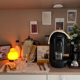 #한여름디저트 
더우니 자꾸 시원한 것만 찾게 되요~ 
☕️ 빵빠레 아포카토 만들기 
1. 빵빠레 아이스크림 부분을 그릇이 옮긴다 
2. 오르조 원액 스틱 하나를 뜯늗다
3. 아이스크림과 오르조 원액을 잘 섞어 맛있게 먹는다
진한 오르조 원액이 제 취향이더라구요 🤍
#우리집기록 #홈카페 #홈카페존 #아포카토 #빵빠레 #오르조 #오르조원액 #무카페인 #카페인제로 #우드홈카페 #맞춤제작 
