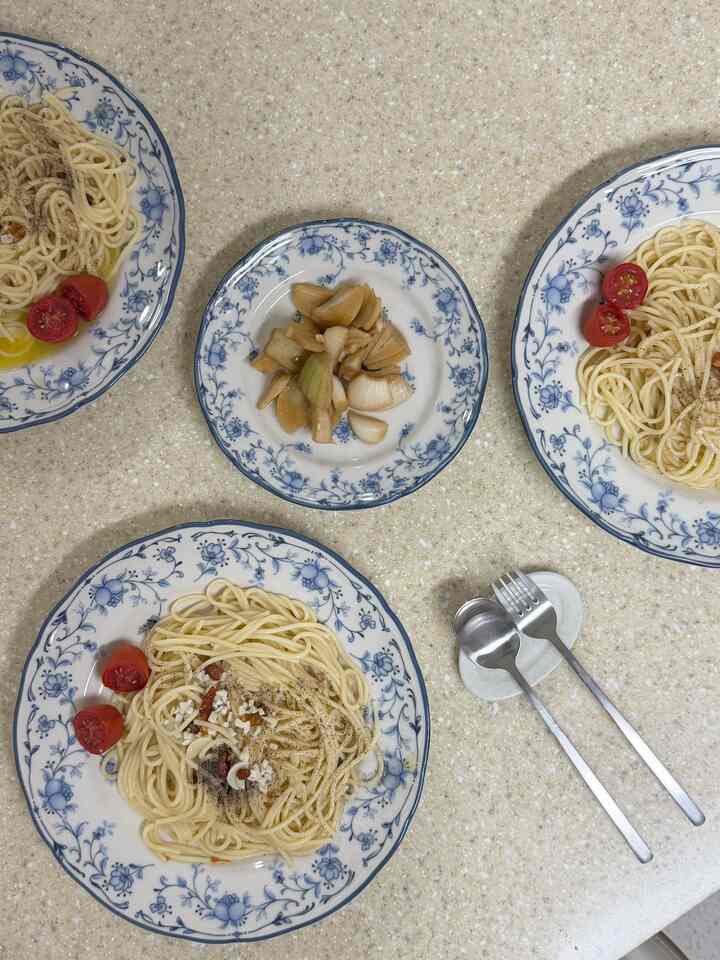 休暇のために「息子チケットオホームストア」をオープン！ 🍝✨

今日の昼食は何を食べますか？
息子が思わず「パスタしてくれるかな？」すると、キッチンに行ったんです。 👨‍🍳
パチパチと音がしたら、こんなに素敵なアリオオリオ一賞を堪能してきましたね。 😲
きれいな青いパターンのボウルに詰め込まれたパスタと、私の好きな玉ねぎのうなぎまで手に入れてくれるセンス！ 🧅
高級ニンニクの香りにペパーロンチーノのスパイシーさ、そしてぽっちゃりと泡立つトマトまで... 🍅
外で買うよりもずっと美味しくてあっという間に空になりました。 😋
涼しい飲み物まで添えて完璧なホームストーリーでした。 🥤
息子が作ってくれたので、もっと感動的で幸せな食事でした。 💖
こんな味に子育ててみます。  #홈쿡 #알리오올리오 #감동의맛 #온더테이블 #플레이팅 #양파장아찌 #효도밥상