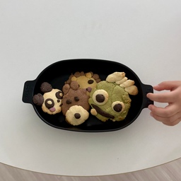 #콘수프기록집 #오늘의우리집
시간이 느리게 흐르는거 같은 너의 여름방학, 
우리 집의 오늘🍪🤍
8월 첫째 주는 아들 유치원 여름방학기간-
아침을 차려 먹고, 레고를 맞추고,
종이접기와 그림을 그리고, 칼싸움까지 한바탕했다…
“엄마“ x 362736139
”엄마, 아빤 언제와?“
”엄마, 나랑 이거 놀이하자“
”엄마! 이제 뭐 하지?“ 를 몇 번이나 반복하는 그..
고씨엄마 귀에서 피가 나기전에 함께 쿠키를 만들었어요.
—————————————————
얼마 전 친구 집에서 해봤던 경험때문인지 쿠킹박스에 있는 동물 그림들을 보며 스스로 동물 모양을 하나씩 만들어내는 아들.
작은 손으로 집중하는 모습이 얼마나 기특하던지요.🤍
(입은 쉬지 않았지만요..🥹)
고씨엄마도 옆에서 곰돌이 하나, 공룡 하나 슬쩍 만들어 보며 솜씨를 발휘해봤지요. 히히 
노릇하게 구워진 쿠키를 먹으며 영화 한 편 보며 잠시 차분한 시간도 가져보았습니다.
.
.
.
오늘 박고박.zip은 
아들녀석과 지지고 볶으며 하루를 보냈습니다.
피곤함이 몰려오네요 …. ㅎ 
하하.. 하하하하
#오늘의집 #콘수프 #하루기록 #엄마와아들 #우리집기록
#여름방학 #세가족 #아이와사는집 #아이가사는집
#육아맘 #아들맘 #선팔 #맞팔 #소통 #환영 #쿠킹 
#시리츠 #쿠진아트 #거실 #주방 #키친 #리빙룸 #오브제
#거실인테리어 #오브제인테리어 #식탁 #화이트식탁
#육아템
