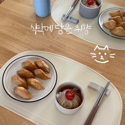 #콘수프기록집  #인테리어노하우 
식탁에 매트 하나만 추가해도 정갈해지네요. 
간단한 상차림도 예뻐보이고 
테이블 스크래치 보호에 식사 후 음식물 세척도 간편해서 
매우 만족하고 사용하고 있어요. 
부드러운 컬러로 선택하니 데일리로 질리지 않고 
사용하기 좋아요 ~ 
* 실리콘 소재로 물과 오염에 강함
* 음식물이나 음료를 흘려도 간편하게 물티슈나 물세척
* 미끄럼이 적어 접시와 컵이 안정적으로 놓임
* 식탁 스크래치 및 열 자국 보호
* 얇고 유연해 말아서 보관 가능
* 다양한 인테리어와 어울리는 컬러 구성
* 1+1 구성으로 2인 식탁이나 여분으로 사용하기 좋음
#식탁인테리어 #식탁매트 #테이블매트 #상차림 #테이블웨어 #주방인테리어 #플레이팅필살템 
