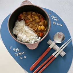 매일 써도 질리지 않는 
주방 정착 아이템 3가지 추천!🍽️
주방에서 매일 손이 가고, 요리할 맛 나게 해주는 최애 정착템들을 소개해요.🤍🫧
1️⃣ 오덴세 레고트 쿡웨어/그릇🍲
카레나 찌개 같은 한 그릇 음식을 담았을 때 음식을 가장 돋보이게 해주는 그릇이에요. 색감도 고급스럽고 내열성이 좋아서 인덕션이나 오븐에 바로 쓸 수 있어 정말 실용적입니다.
2️⃣ 감성 컬러 수저세트🥄🥢
그립감도 부드럽고 가벼워서 손이 자주 가고, 평범한 밥상도 인스타 감성 돋게 만들어주는 포인트 아이템입니다.
3️⃣ 아델코코 실리콘 테이블매트
오염에 강한 실리콘 소재라 카레나 국물이 튀어도 물티슈로 슥 닦으면 바로 지워져서 관리가 너무 편해요. 비정형 조약돌 모양이라 평범한 식탁 분위기를 싹 바꿔주는 치트키랍니다!
📌 [사진 속 상품 태그 정보]
• 오덴세 레고트 원형 쿡웨어 (라지/미디움)
• 오덴세 레고트 커트러리 숟가락
• 오덴세 레고트 커트러리 젓가락
• 오덴세 레고트 수저받침
• 아델코코 비정형 실리콘 테이블매트
#오늘의집 #주방템 #주방인테리어 #오덴세 #수저세트 #테이블매트 #살림템 #오늘의우리집 #오늘의점심 
#오늘의집ftc #오늘의집ftc27기 