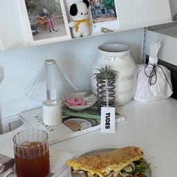 #콘수프기록집 #오늘의우리집 
맛있는거 먹고 집콕하는 일상 🥰
요즘 너무 더워서 밖에 나가기 무서워요.
이런날은 집에서 맛있는거 만들어 먹고
에어컨 시원하게 쐬고 있는게 최고인거 같아요.
느타리버섯 가득 넣어서 오믈렛 만들었어요.
#집꾸미기 #주방인테리어 #맞팔 #맞팔해요 #홈데코
#온더테이블 #홈쿡 #다이어트 #다이어트식단 #집
#homedecor #homecafe #hme #homestyling 
#홈스타그램 #홈카페인테리어 #홈인테리어 