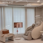 오늘은 집에서 충전하는 날 🤍
소파를 없애고 안마의자를 들인 지도 한 달이 지났어요

아직은 습관처럼 앉을 곳을 찾게 되지만..
하루를 마무리하는 시간만큼은
예전보다 더 여유로워진 것 같아요

데코타일로 바닥도 새로 깔고 
조금씩 변화하고 있는 중입니다 🙌🏻

#거실인테리어 #안마의자 #세라젬파우제 #1인체어 #데코타일 #콘수프기록집 #오늘의우리집 