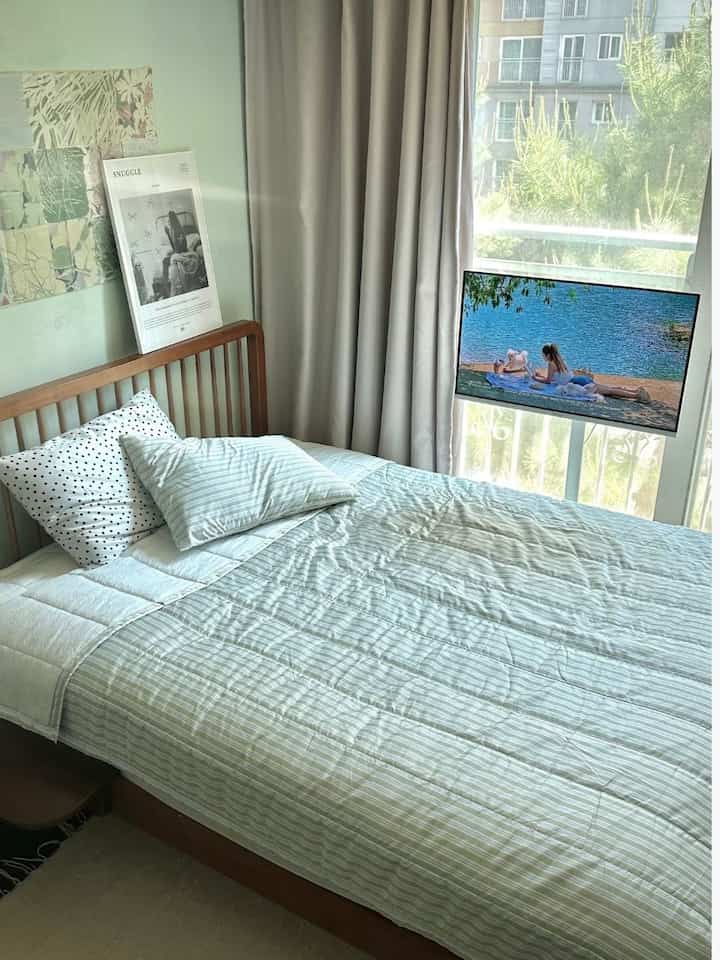 #집순이방꾸템
部屋はあまり思い出せません。 
移動して快適に使用されているリムーバブルテレビ 
選択してみました。 
ベッドの上の机で家の家がよく使う
アイテムです^^ #이동식티비  #침실 #딸방