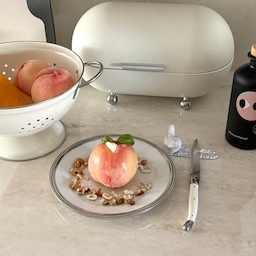 #한여름디저트
역시 여름은 복숭아 계절🍑 그릭모모 만들기
물복 백도파지만 백도이기만해도👌🏻이에요
복숭아 씨 칼로 도려내서 집게로 빼줬는데
윗부분 빵구(?)가 나서ㅋㅋ 그릭요거트 채우고
바질로 데코해주기🌱
견과류 뿌려주고 꿀 뿌려주면 진짜 꿀맛🍯
여름 디저트 완성이에요
#그릭모모 #여름간식 #여름간식추천 #여름간식추천 #여름과일 #과일플레이팅 #과일접시 #과일디저트 #과일그릇 #과일요거트 #무더위 #한여름 #디저트천국 #디저트접시 #디저트그릇 #디저트타임 #플레이트 #플레이팅 #플레이팅필살템 #플레이팅접시 #플레이팅샷 #플레이팅그릇 #플레이팅소품 #플레이팅소품 #여름디저트 #과일요거트 #그릭요거트 