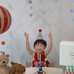 헬로카봇 본 적 없는데 왜때문에 빠져버렸...
변신로봇 케이크가 좋다는 말에
케이크 변신 시켜줬어요 •*
케이크는 관상용으로만 여기는 아이라
엄빠가 먹게 될테니 장난감 닿는 부분만
소독없이 랩으로 감싸서 올려주고 완성 !!
나름 고민하고 꾸며봤는데 감동해서
눙물 훔치는 극F 아들램이에요 🥹
좋아해주니 엄마가 더 감동이야 🖤
+* 케이크 꾸미기 +*
뚜레쥬르 초코행성케이크 케이크
토퍼 : 테무
별사탕 : 다이소
헬로카봇 미니 : 메가볼드, 세이버, 프론
#오늘의우리집 #콘수프기록집 #생일파티 #생일케이크 #생일파티꾸미기 #생일파티용품 #아들생일 #아이가있는집 #아이가사는집 #헬로카봇