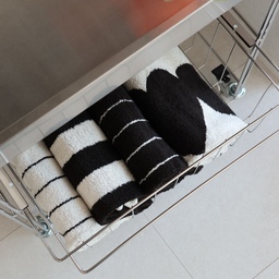 세면타월은 한번 구매하면 오래 쓰다 보니 촉감이나 흡수력을 더 따져보게 되더라고요
보웰 오닉스 뱀부얀 세면타월은 촉감이 정말 부드러웠어요
100% 뱀부얀 소재라 피부에 닿는 감촉이 자극 없이 부드럽고, 샤워 후 물기도 금방 흡수해줘서 사용감이 만족스러웠습니다 🖤
저랑 아이 둘 다 머리가 긴 편이라 평소에도 도톰한 타월을 선호하는데요
이 제품은 200g의 도톰한 중량감에 일반 타월보다 길이도 조금 더 길어서 머리부터 몸까지 닦기 편했어요 😉
또 너무 두꺼운 타월은 속까지 덜 마른 느낌이 들 때도 있는데, 이건 흡수력은 좋으면서도 건조가 빨라서 답답함이 없더라고요
빨래도 자주 하고 건조기도 거의 매일 사용하는 저희 집에서는 이런 부분이 특히 만족스러웠어요 !
컬러도 차분하고 디자인도 깔끔해서 욕실에 걸어두기만 해도 분위기가 달라지는 느낌 🖤
부드럽고 오래 사용할 세면타월 찾고 계신다면 한 번 참고해보세요 💌
#보웰 #타월 #세면타월 #호텔수건 #타월선물 #선물세트 #콘수프기록집 #예쁜템최고야 #헤이 #헤이바스켓 #집들이선물 #집들이선물추천 