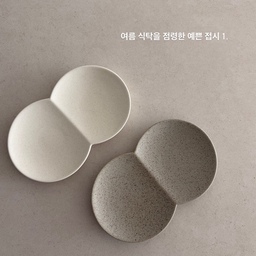 올 여름 식탁에 자주 올라가는 접시들1.2.3
1. #피아바 살리오나눔접시. 
보자마자 쓰임이 좋을 것 같아 두 가지 색으로 들여 온 접시에요. 무게도 적당하고, 무광 도자기 질감이 모던해서 한식에도 잘 어울려요. 반찬 두가지나 간단한 안주류 담을때  자주 쓰고 있답니다. 무얼 담아내도 예쁜 접시예요. 
2. #카모메키친 올드 스텐 오벌 플레이트 m
카페에서 미니 쟁반으로도 자주 쓰이는 제품이죠? 
저는 빵이나 간식을 담을 때 주로 사용하는데, 더운 여름 시원한 소재라 더 자주 사용하는 것 같아요! 
깨질 위험이 없어서 아이들 간식 줄 때도 편하고, 식세기 돌리기에도 부담 없어요. 빈티지한 스텐 질감이 볼 수록 멋지고 예쁜 것 같아요. 🩶
3. #폴바살 이사바 블루 원형 플레이트
백색 자기에 얇은 블루라인 한 줄. 보기만 해도 시원한 그릇이예요. 요기엔 빵이나 쿠키, 초콜릿을 담으면 예쁘고 
여름 과일을 담아내도 예쁘답니다! 제가 스프볼 욕심이 있어서 브랜드별로 갖고있는데 폴 바살 스프볼은 손잡이가 얇아서 뜨거운 스프보단 체리나 포도같은 과일을 담을때 더 잘 쓰고 있어요!💙
#ftc기록 #ftc26기 #여름식탁 #주방템 #주방템추천 #주부스타그램 #집꾸미기 #집들이선물 #인테리어소품 
