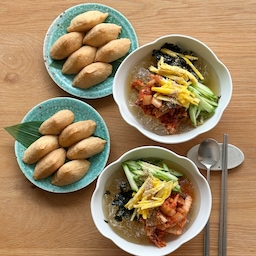 희희네의 여름을 즐기는 방법 ➰☀️🥒🍉
1-4살얼음 동동 묵사발이 빠질 수 없죠!
저는 묵사발 만들 때 간편하게 시판용 냉면육수를
사용하는데요! 실리콘 지퍼백에 얼려뒀다 사용하면
아주 편해요 (요리 준비할 때 꺼내두면 적당히 
녹아서 살얼음 상태로 즐길 수 있다구요😏)
5 어머니께서 챙겨주신 오이🥒
짧뚱한게 아주 귀엽죠오
6 오이 듬- 뿍 비빔면 ! ! !! 
7 열.쫄.냉 + 🍙 🫛💚
(열무 쫄면 냉면육수 .. . ..
맛이 없을 수가 없는 조합이여라)
8-9 냉털 쫄면 + 유부초밥 
#희희홈 #집밥기록 #묵사발 #간단한끼 #살림기록 #콘수프기록집 #오늘의우리집 #여름브이로그 #여름음식 #여름집밥 #플레이팅 #집밥 #집밥요리 #집밥메뉴 #집밥메뉴추천 #여름 #여름메뉴 #여름메뉴추천 