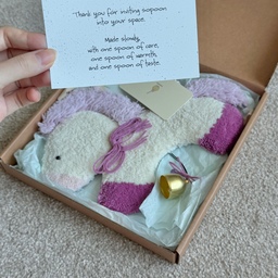말띠인 꼬물아가랑 엄마의 취향이 담긴 보라색 유니콘🦄
동영상 하나만 올리기 아까워서 사진으로도 남기기💜
#아기방 #아기방인테리어 #아기방꾸미기 #아기방소품 #아이방 #아이방인테리어 #아이방꾸미기 #도어벨 #오늘의집 #오늘의우리집 #집스타그램 #집꾸미기 #집꾸미기그램 #콘수프기록집 #유니콘 #말띠맘 #말띠아기 #말띠 