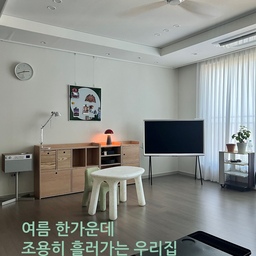 #집순이방꾸템 
주로 블랙으로 차가웠던 거실에 요즘 조금씩 따뜻한 
무드를 더하고 있어요 . 
우드 가구를 벽쪽에 놓아 아이의 잔짐들을 정리하고 
자석보드에는 가족의 사진이나 추억들을 보관하고요. 
컬러를 조금씩 추가하고 싶은데 큰 가구의 변화는 
당장 쉽지 않으니, 빨강 포인트의 조명이나 보드, 아이 테이블에서 컬러를 추가하는 것도 하나의 방법 💚 
#콘수프기록집 #거실인테리어 #거실꾸미기 #아이가있는집인테리어 #미니멀인테리어 #쥬다르 #제이디홈드레싱 #우드인테리어 #교구장 #세리프tv 