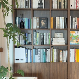 🏠 집순이 방꾸 필수템
집에서 책 보면서 노는 집순이에게
없어서는 안 될 필수템은 바로 책장📚
자주 읽는 책은 손이 잘 닿는 곳에 꽂아두고,
좋아하는 소품과 식물까지 함께 올려두면
책장 하나만으로도 공간 분위기가 확 달라져요.
집에 있는 시간이 많을수록
내가 좋아하는 것들로 채운 공간이 제일 좋은 것 같아요🌿
오늘도 책 한 권 들고
집에서 느긋하게 보내는 집순이의 하루🤎
#집순이방꾸템 #책장 #집순이 #책 #책장선반 #책장인테리어 #책장꾸미기 