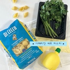 아메리칸 셰프 파스타 ⁕ 🧑🏻‍🍳 ♡̷ ꒱ 🍋

알고리즘에 뜰 때마다 항상 궁금했던
영화 <아메리칸 셰프> 속 그 파스타!

우리 집 파스타 담당은 남편이라
주말에 남편에게 부탁해서 드디어 먹어봤어요...💚

향긋한 이탈리안 파슬리의 향과
뒷맛을 깔끔하게 만들어주는 레몬즙의 산미까지
진짜 매력있더라구요>.<

보코치니 샐러드랑 같이 먹으니
여기가 유럽인지 한국인지😵‍💫

#콘수프기록집 #오늘의우리집 #파스타 #이탈리안파슬리 #아메리칸셰프 #꼰낄리에 #데체코 #주말일상 #신혼밥상 #홈레스토랑 