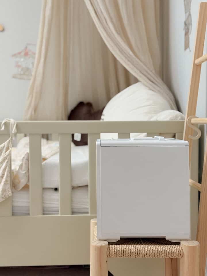 一日中エアコンをフル稼働しているので
赤ちゃんの部屋が乾燥してコフィナは日が頻繁になりました。

それでオールステンの加湿器を持っていました。
今年の冬までうまく使うと思います。かわいいですが実用的です
子供部屋の生き物で満足しています🤍✨

＃コンスープ記録集
＃女の子の子供の装飾＃女の子の子供の部屋のインテリア＃赤ちゃんの部屋の装飾 