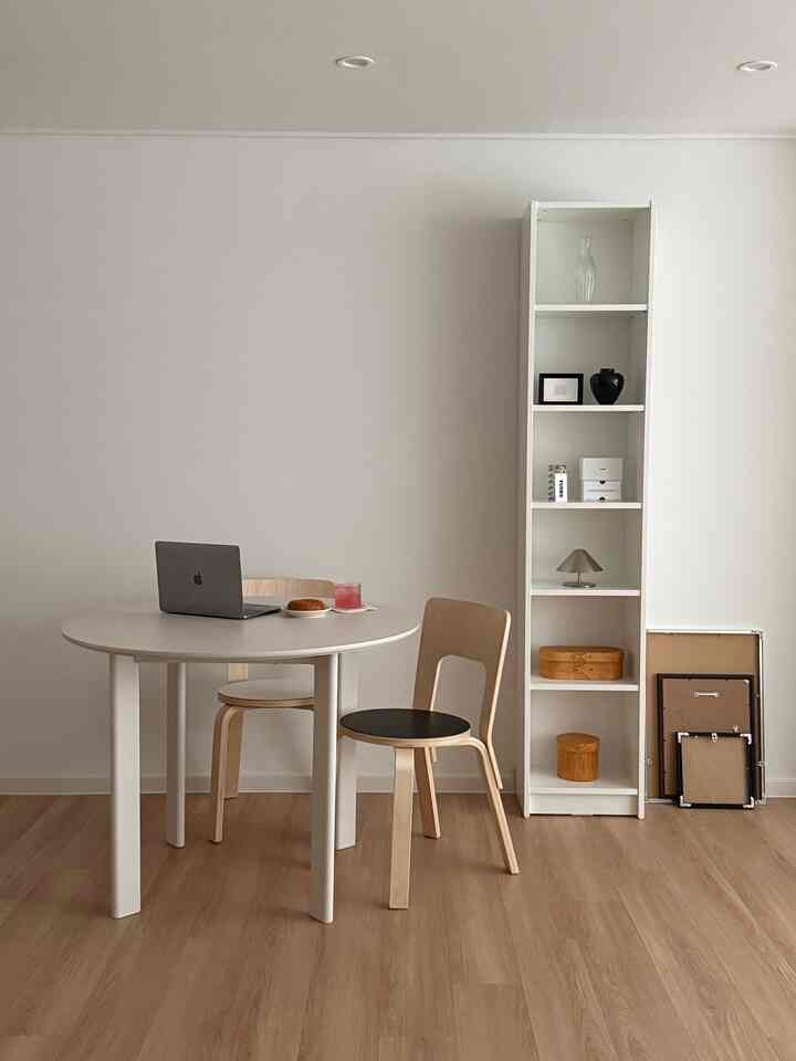 IKEA VILLYが人気の理由はどこにも似合うからだと思います！寝室にもう一つ置いておくほど満足度の高い製品です。しかも値段も合理的だから飾りポイント周期以上可愛くないですか？どんな小物で飾るかによって雰囲気もたくさん変わる家具です！  #이케아빌리 #빌리책장 #원형식탁 #집꾸미기 #책장꾸미기 #소품인테리어 #맞팔환영