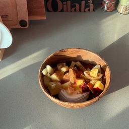 여름에는 간단하게 요거트볼 만들어서 먹기 좋아요💗
그릭요거트에 맛있는 과일 토핑 넣고 시나몬 가루 톡톡 뿌리면 끝! 더 달달한 게 좋으면 꿀 뿌려도 맛있죠.
#요거트볼 #요거트그릇 #우드볼 #보울 #나무그릇 #나무도마 #우드도마 #우드식기 #에피큐리언 #맞팔 #콘수프기록집 
