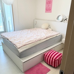 핑순이 이케아에서
핑크 발매트까지 구매💞
핑크템들로 가득한 방 
(사실 이방에선 남편이 자요 ㅋㅋㅋㅋㅋㅋ)
가을엔 다시 차분한 톤으로 돌아갈 
예정이지요 그전에 기념으로 올려요💞
#집순이방꾸템 
#핑크템
#핑크스툴
#핑크러그
#화이트앤핑크
#맞팔
#템바보드침대