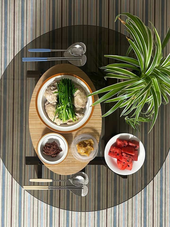 暑すぎる最近体調で 
おしゃれな北朝鮮の蒸し鶏とスイカ🍉

夏のデザートはやっぱりスイカが最高だと思いますㅎㅎ

＃夏のデザート＃コンスープレコードハウス 
＃エキゾチックチムチキン＃スイカ＃夏＃保養食＃2階＃2階の部屋＃2階のインテリア 