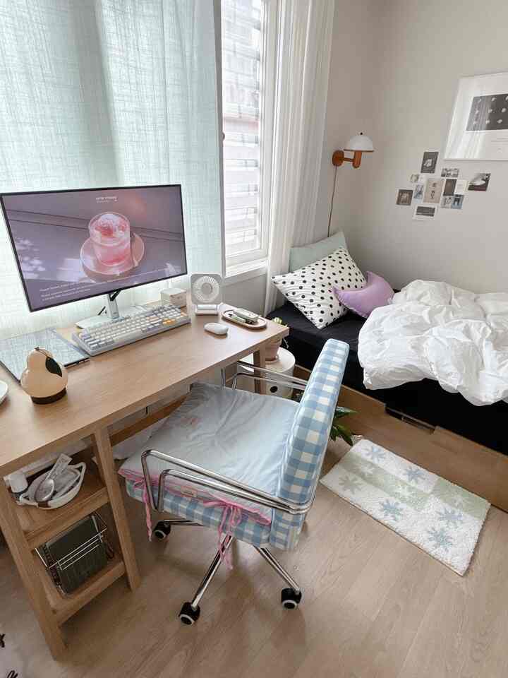 #おじさん

家の時間が長くなるほど
部屋はただ寝ている空間よりも長く滞在したい空間になっていくようです。

ベッドの横には好きなポスターとはがきを一枚二枚まとめて貼り付けて、
ベッドの上にはふわふわの布団とキュートなクッションをのせました。
特に最近は紫、水色のように私の好きな色を少しずつ加えてくれる中💜🩵

窓際側には机と小さな植物を置いて
仕事もして、映像も見て、たまにはベッドに横になって何もしないで一日を過ごしたりします。

ベッドの下の小さな隙間空間にはイケアビリーの本棚を置き、本と好きな小物を載せて赤ちゃんの感性と収納まで解決しました。

大きくない部屋なので、たくさんのものを入れるのではなく
私が長く滞在する場所に好きなものを一つずつ埋めること。

それが最近、私が考える集順異邦の楽しさだと思います。 


＃寝室の飾り＃植物＃植物インテリア＃ラグ＃椅子＃机の椅子＃壁の照明