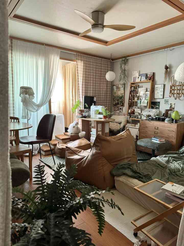 木製家具に緑のアイテムで落ち着いたポイントサイクル🌿
 
＃インテリアノウハウ＃コンスープ記録集
＃私たちの家のポイントカラー＃グリーンインテリア＃ウォームトンインテリア＃グリーンインテリア＃ビンテージインテリア＃ビンテージラグ＃ビンテージチェア＃ビンテージカーテン＃シリングファンインテリア