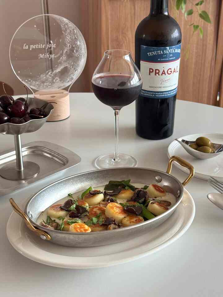 ＜トリュフクリームニワトリ＆ワイン＞
今日はトリュフクリームの尿にワインを一杯しました🍷
個人的には餅のようにしっかりとした尿が好きではありません。
表はカリカリ、中は股間と擦りその間どこかになる食感に
ベシャメルクリームソース、そしてトリュフカルパチョを添えて
最近食べた尿の中で一番満足のいく尿を食べました！

クリームニワトリに添えられたトリュフカルパチョともペアリングが良かったし
デザートで食べたチェリーにもよく合います。
気持ちの良い夕食を食べました。  #오늘의우리집  #화이트우드인테리어  #레시피공유 #플레이팅