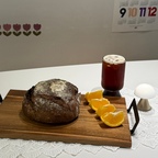 #오늘의우리집 #콘수프기록집 #맞팔
#ftc13기이야기 #호두크랜베리깜빠뉴
호두와 크랜베리가 가득 들어가서 
고소하고 담백하니 맛있는 호두크랜베리깜빠뉴
요즘엔 빵집안가고도 주문해서 먹을수 있으니 좋더라구용ㅋㅋ
.
.
#플레이팅 #건강빵 #통밀빵 