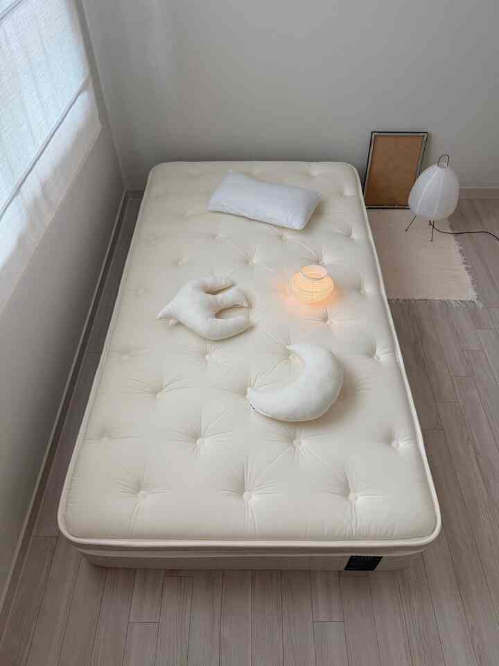 きれいなマットレスのおかげで暖かい雰囲気が完成！ 🌙🕯️🤍
しっかりしたベッドのラバーとしてとても満足.. 

＃コンスープの記録 