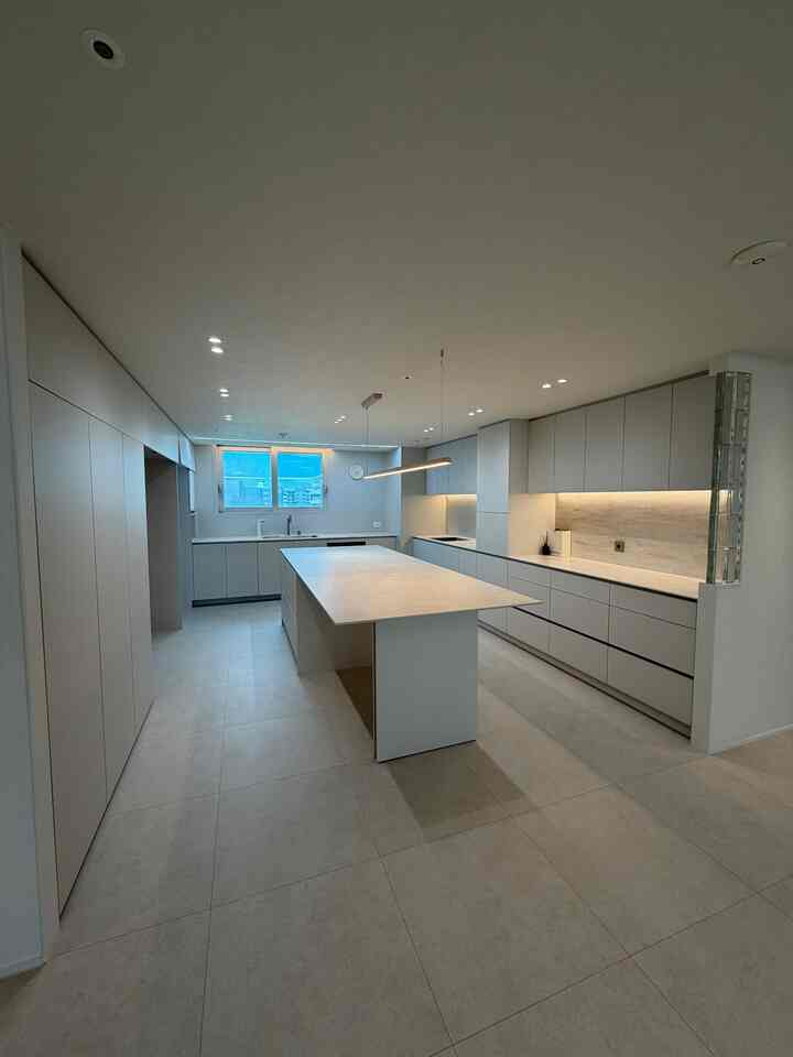 2番目の家🏡ほぼ工事仕上げ中  #피아바세린벽시계 #피아바벽시계 #삼성비스포크정수기 #동화마루 #주방인테리어 #아일랜드식탁 #아일랜드 #}#유리블럭  