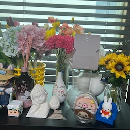 #예쁜살림템 #콘수프기록집 #맞팔 #글라스락위글위글도마 #키친플라워28센치후라이팬 #컬러후라이팬 #인덕션용후라이팬 
#네잎클로버냄비받침 #다람쥐휴지통 #두루마리휴지케이스 #다람쥐휴지케이스 #양손스프볼 #오가든수확물 #부처님상 #명상오브제 #달마 #몬치치 #헤트라스키티콜라보 #조화
#라부부
아 ㅜ 아까 글 올릴때 그냥 글쓰기를 해버려서 그냥 사진만 올렸어요~ 수정하면 또 포인트 못받을거 같아서 그냥 넘어갔지용.
이번엔 제대로. 일단 일하러 가기전에 또 까먹기전에 잊고 있던 챌린지만 하고 또 나가봅니다.
오친님들 일주일 또 활기차게 시작하세요. 
명상오브제도 넘 이쁘고요. 헤트라스 향도 좋고 키티 콜라보제품을 사니까 인테리어도 더 이뻐진 느낌 가득이네요. 
다람쥐 휴지 케이스도 오집 처음 할 때쯤 사서 너무 잘 쓰고 있어요. 넘 귀여운 다람쥐죠^^ 
휴지 심을 빼는게 귀찮긴 해도 이뻐서 좋아요. 
위글위글 도마는 말할 것도 없죠^^ 접시 대신 그냥 이렇게 참외 대강 잘라서 위에 놓고 먹으니 편하긴 하네요.
1+1이라서 #오집포인트로구매 하고 엄마랑 나눠 썼어요. ㅎㅎ가격이 저렴해서 일단 사봤어요. 가격대비 나쁘진 않은거 같네요. 컬러가 이뻐요.
우중충한 주방에 활기가^^ 28센치이고 좀 깊어서 좋아요
