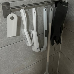 욕실 청소용품 모음이에요! 🚿🧼🪥
저희집은 욕실에 남는 공간이 따로 있어서 저희 부부가 쉽게 꺼낼 수 있는 높이에 스테인리스 바를 달아주었는데요. 여기에 욕실 청소 용품을 걸어 보관하고 있어요!
#JAJU 의 #미니스퀴지 부터 국민 청소솔 #바이칸 , #이지드롭, #쓰리잘비 까지! 