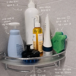 화이트 미니멀 욕실을 유지하는 현실 청소템🛁
아이 둘 키우다 보면
욕실은 매일 청소할 수 없잖아요.
그래서 저는
자주, 간단하게 청소할 수 있는 것들만 남겼어요.
✔️ 다이소 청소솔 #다이소청소템 
가격 부담 없이 하나씩 쟁여두고
구석구석 슥슥 닦기 좋은 기본템.
✔️ 이지클린 변기솔 #이지클린변기솔 
변기 청소는 미루면 더 하기 싫으니까
눈에 보일 때 바로 슥슥.
✔️ 마더케이 욕실클리너 #마더케이욕실
아이들 욕조랑 욕실 곳곳 청소할 때 사용해요.
특히 아이들 장난감까지 같이 관리하기 좋아서 손이 자주 가는템.
✔️ 궁중비책 바디워시 #궁중비책 
아이 씻기고 남은 거품으로
욕조까지 대충 쓱싹쓱싹.
육아 중엔 이렇게 한 번에 끝내는 게 최고🤍
✔️ 프로쉬 개구리 수세미 #프로쉬 
귀여워서 욕실에 두어도 거슬리지 않고
아이랑 같이 청소할 때도 은근 잘 쓰게 되는 아이템.
그리고 가끔 홈스타로 락스 청소해요!! #홈스타 
거창하게 청소하는 것보다
눈에 보일 때 1분씩 닦아주는 게 제일 편하더라고요.
예쁜 욕실의 비결은
완벽한 청소가 아니라
자주 손이 가는 청소템을 가까이 두는 것.🤍
#욕실템 #청소템추천 #청소템 #욕실청소 #미니멀욕실 
