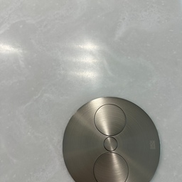 ✅🛠️인테리어 시공 정보 및 후기
✔️인조대리석 상판
브랜드명: LX하이막스 
제품명: 오로라 프로스트
주방에서 큰 존재감을 뽐내는 아일랜드 상판
세라믹으로 하고싶었으나 MONEY💶💰이슈로 인해
가장 무난한 인조 대리석으로 정했어요 
사실 턴키업체에서는 자재미팅 때 손가락만한 샘플을 보여주며 정하라고 하는데 
절대!!! 그것만 보고 판단하면 NONO
특히 오로라시리즈의 경우 고유한 패턴이 있는데
한 부분 보는 것이 아닌 실제 시공한 전체 무늬 패턴을 보고 판단하는 것을 추천합니다 
❗️TIP: 저의 경우는 LX하우시스 쇼룸 or 영림홈앤리빙에 방문하여 시공 사례를 면밀히 확인했습니다
단, 없는 패턴도 있으니 원하는 모델 유무를 확인하시고 방문하시길! 
#주방인테리어
#주방상판
#인조대리석
#LX하이막스
#오로라프로스트
턴키업체에서 추천해준 오로라블랑의 경우 실제로 봤을 때 검은 깃털 무늬가 있는데 그게 자꾸 거슬려서
얼음 무늬를 닮은 오로라 프로스트로 PICK👉🏻
맑고 깨끗한 느낌이 좋아요🩵
그리고 콘센트의 에르메스라는❤️‍🔥 바흐만으로 마무리했어요 
콘센트 따위가... 너무 비싸지만 이쁜건 말도 못하고
식탁에 앉아서 사용하기 용이해서만족스러워요 😊
❗️TIP: 저는 상판 위를 타공했으나 상판을 넓게 쓰고싶은 경우 옆 면을 타공하는 케이스도 많아요
#바흐만트위스트 #바흐만 #바흐만콘센트
#리모델링하다생긴일 
 #맞팔 #맞팔환영 #맞팔선팔 